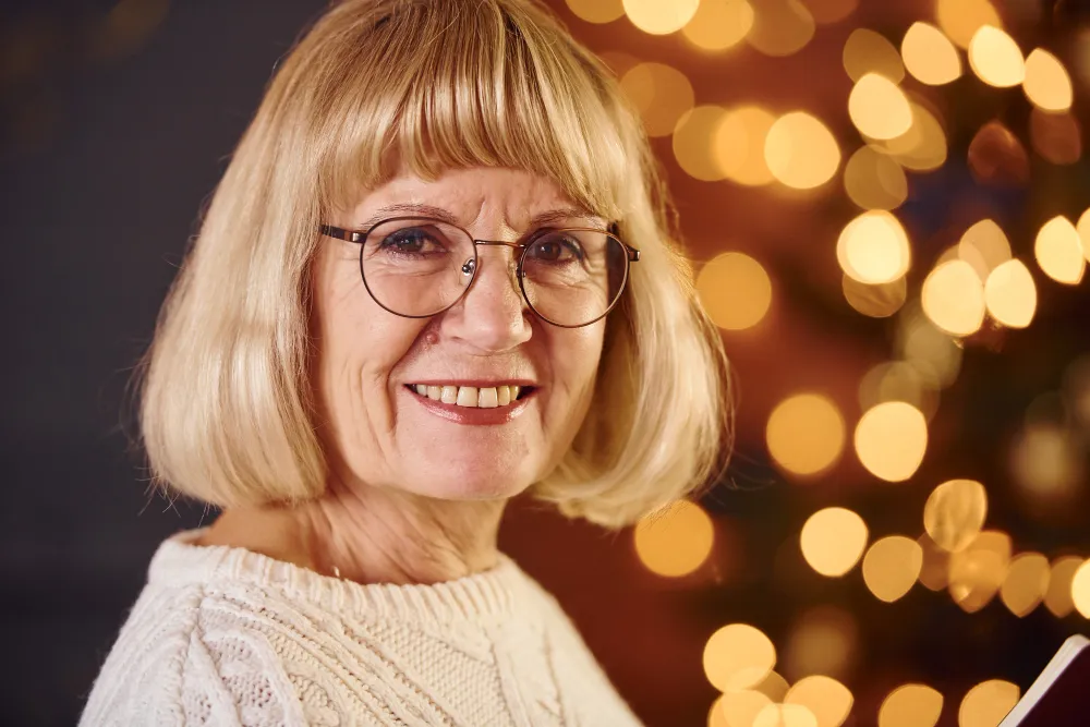 Frau über 60 mit Kurzhaarfrisur und Brille