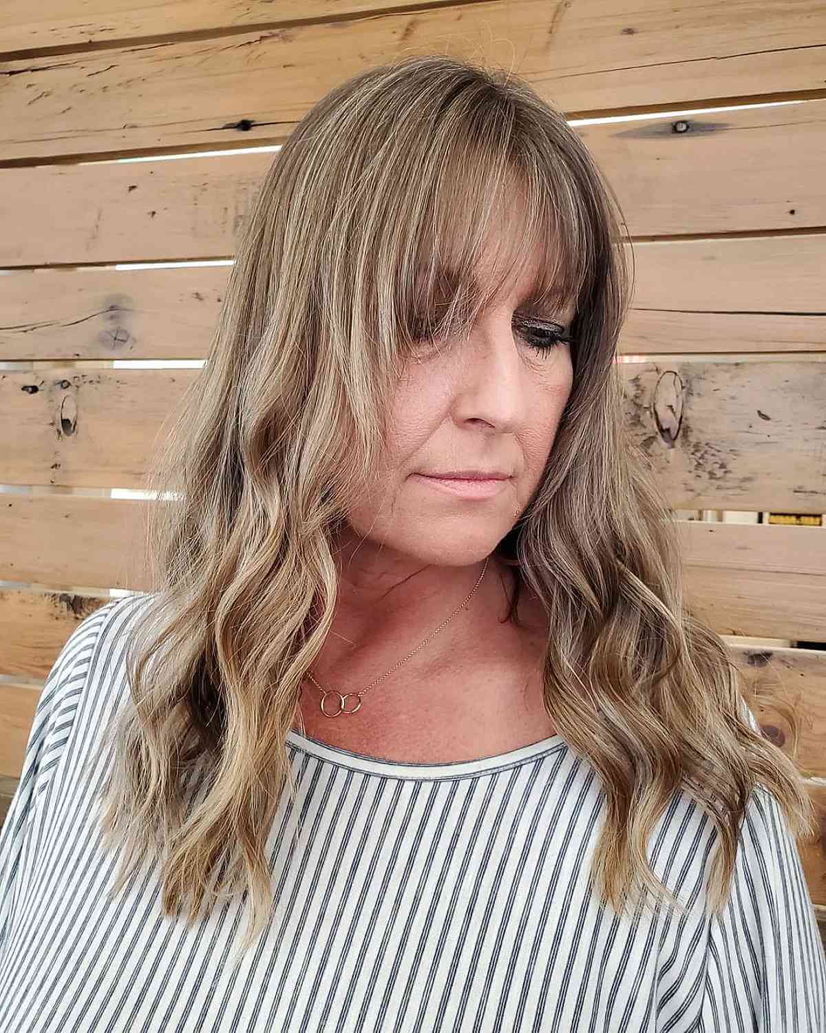 Wunderschöne lange Frisur für ältere Frauen über 60