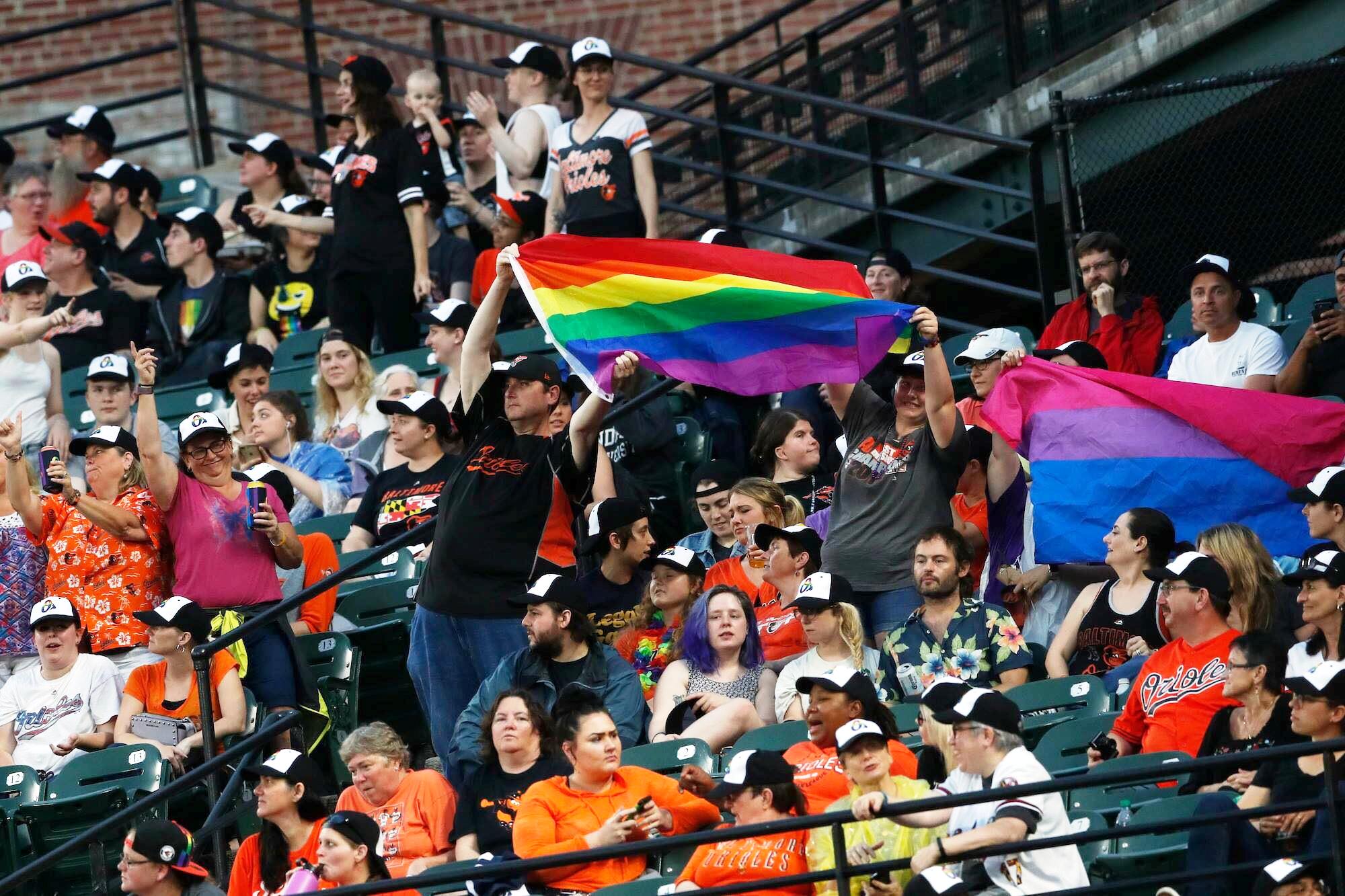 LGBTQ-Flagge beim MLB-Spiel