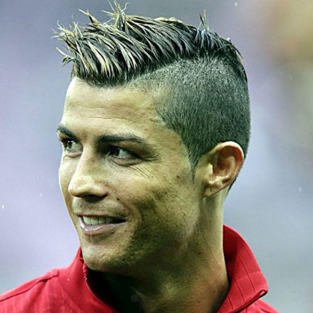 Ronaldos stacheliger Haarschnitt mit gefrosteten Spitzen und Mischungen