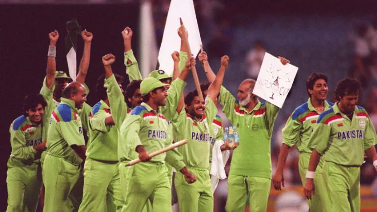 Das pakistanische Team feiert nach dem Sieg