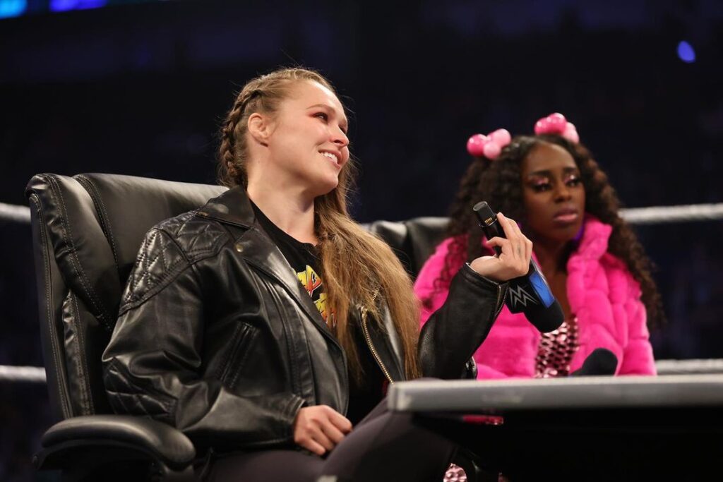 Rond Rousy mit ihrer WWE-Partnerin Naomi