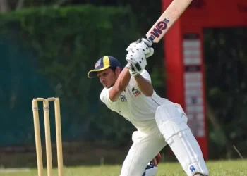 Cricketspieler in Aktion auf dem Spielfeld