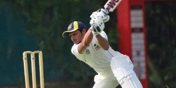 Cricketspieler in Aktion auf dem Spielfeld