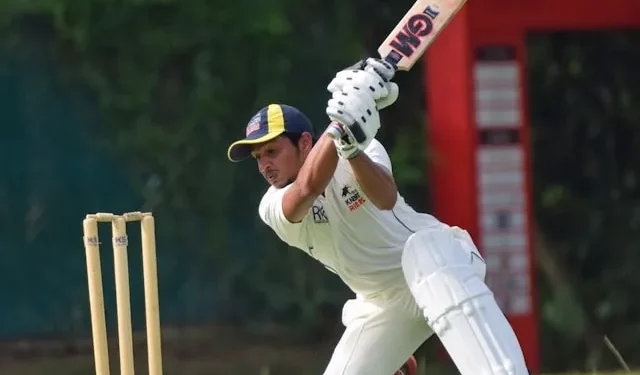Cricketspieler in Aktion auf dem Spielfeld