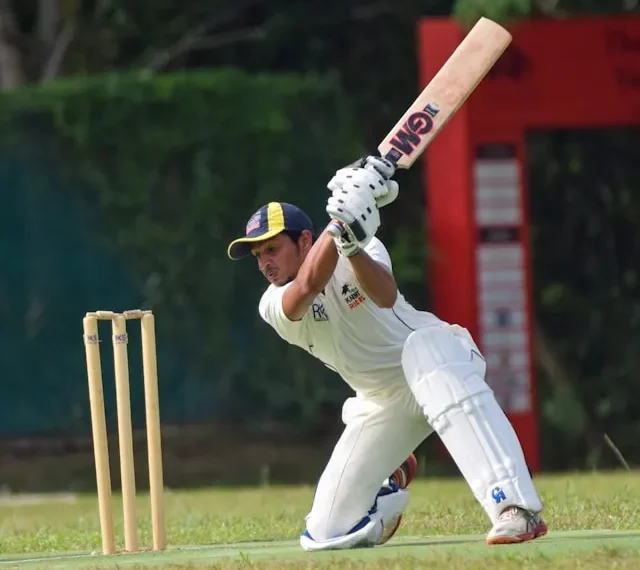Cricketspieler in Aktion auf dem Spielfeld