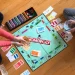 Monopoly Brettspiel auf dem Boden mit Spielern, Geldscheinen und Karten während eines Spieleabends