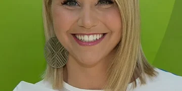 Beatrice Egli lächelt in einem grünen Hintergrund