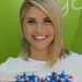 Beatrice Egli Vermögen 2026 – So reich ist die Schweizer Schlagersängerin 5 Beatrice Egli lächelt in einem grünen Hintergrund