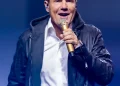 Dieter Bohlen bei einem Live-Auftritt mit Mikrofon im Jahr 2019 – Porträt des Musikproduzenten im Zusammenhang mit seinem Vermögen 2026