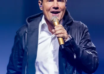 Dieter Bohlen bei einem Live-Auftritt mit Mikrofon im Jahr 2019 – Porträt des Musikproduzenten im Zusammenhang mit seinem Vermögen 2026