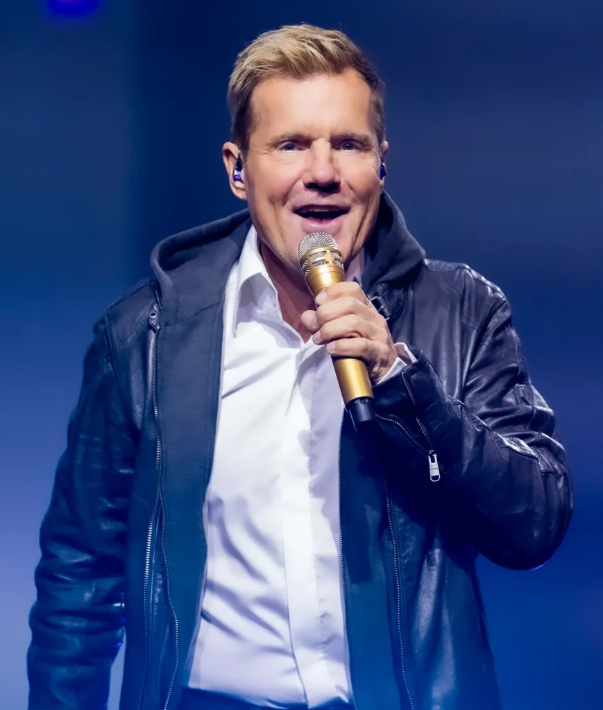 Dieter Bohlen bei einem Live-Auftritt mit Mikrofon im Jahr 2019 – Porträt des Musikproduzenten im Zusammenhang mit seinem Vermögen 2026