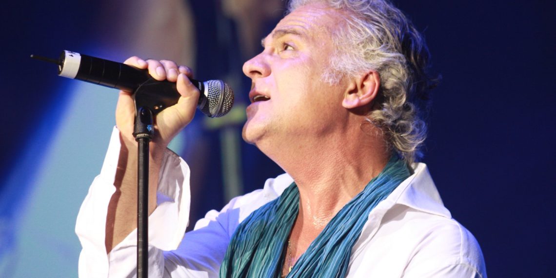 Nino de Angelo live auf der Bühne bei einem Konzert – Sänger mit Mikrofon