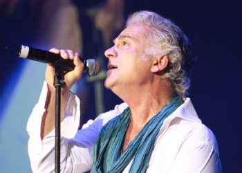 Nino de Angelo live auf der Bühne bei einem Konzert – Sänger mit Mikrofon