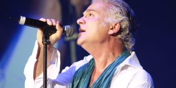 Nino de Angelo live auf der Bühne bei einem Konzert – Sänger mit Mikrofon