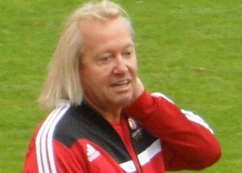 Robert Geiss bei einem öffentlichen Auftritt im roten Trainingsanzug – Symbolbild zum Thema Robert Geiss Vermögen