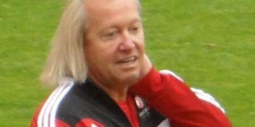 Robert Geiss bei einem öffentlichen Auftritt im roten Trainingsanzug – Symbolbild zum Thema Robert Geiss Vermögen