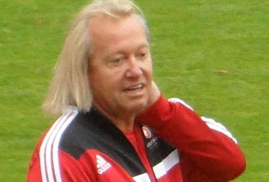 Robert Geiss bei einem öffentlichen Auftritt im roten Trainingsanzug – Symbolbild zum Thema Robert Geiss Vermögen