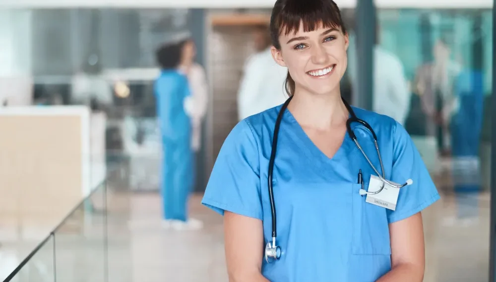 Krankenschwester im Krankenhaus mit Stethoskop – Symbolbild für Krankenschwester Gehalt und Pflegefachkraft Beruf