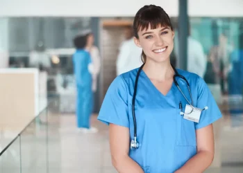 Krankenschwester im Krankenhaus mit Stethoskop – Symbolbild für Krankenschwester Gehalt und Pflegefachkraft Beruf