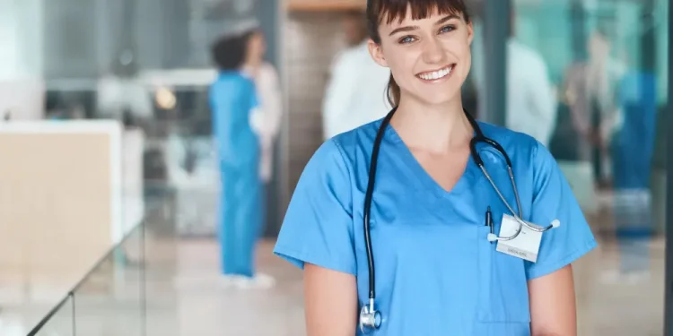 Krankenschwester im Krankenhaus mit Stethoskop – Symbolbild für Krankenschwester Gehalt und Pflegefachkraft Beruf