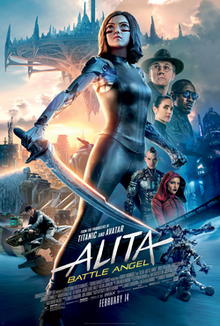 Das Mädchen Cyborg Alita steht mit einem großen Schwert in der Hand bereit.