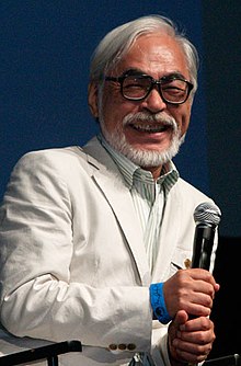 Bild von Miyazaki, der ein Mikrofon hält