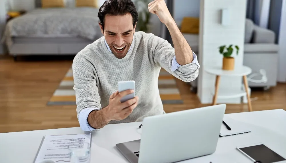 Geld verdienen im Internet – so geht es! 1 Mann freut sich über erfolgreichen Online-Geschäftsabschluss