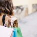 Saisonale Rabatte: Wie man Produkte zum Schnäppchenpreis ergattert 2 woman, shopping, lifestyle