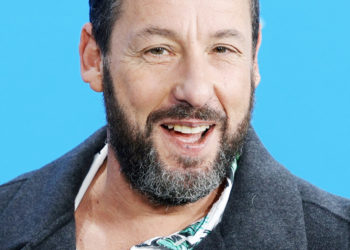 Adam Sandler bei einem öffentlichen Auftritt – Porträt des Schauspielers im Zusammenhang mit seinem Vermögen und seiner Karriere Von Elena Ternovaja - Eigenes Werk, CC BY-SA 3.0, Link