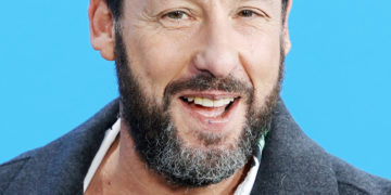 Adam Sandler bei einem öffentlichen Auftritt – Porträt des Schauspielers im Zusammenhang mit seinem Vermögen und seiner Karriere Von Elena Ternovaja - Eigenes Werk, CC BY-SA 3.0, Link