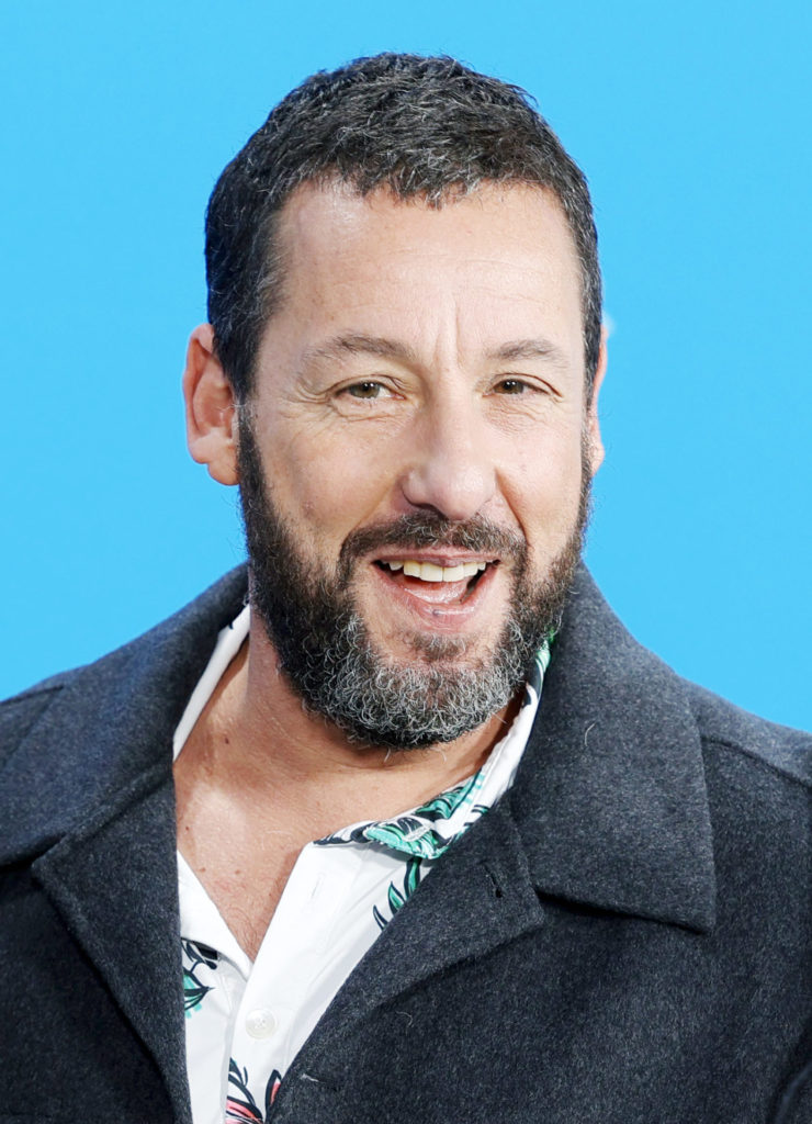 Adam Sandler bei einem öffentlichen Auftritt – Porträt des Schauspielers im Zusammenhang mit seinem Vermögen und seiner Karriere
Von Elena Ternovaja - Eigenes Werk, CC BY-SA 3.0, Link