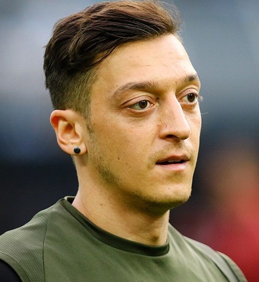 Mesut Özil: Vermögen und Karriere des Fußballstars 2025