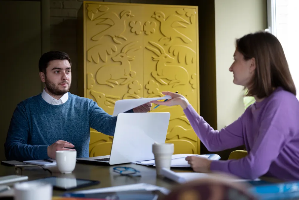 Mann und Frau im Meeting, besprechen Dynamics 365-Integration