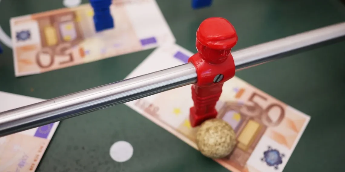 Tipico Sportwetten in Deutschland 2025 – Alles, was Ihr über Chancen, Risiken & rechtliche Fallen wissen müsst 1 Tipico Sportwetten Symbolbild: Tischfußballspieler mit Ball auf Geldscheinen