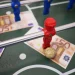 Tipico Sportwetten in Deutschland 2025 – Alles, was Ihr über Chancen, Risiken & rechtliche Fallen wissen müsst 2 Tipico Sportwetten Symbolbild: Tischfußballspieler mit Ball auf Geldscheinen