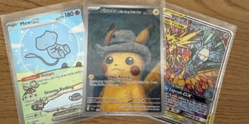 Teuerste Pokémon-Karte der Welt mit Pikachu im Van Gogh-Outfit, Mew EX und legendären Vögeln in Schutzhüllen.