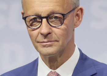 Friedrich Merz im Anzug mit Brille – CDU-Politiker und Bundeskanzler 2025