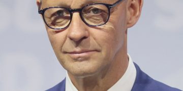 Friedrich Merz im Anzug mit Brille – CDU-Politiker und Bundeskanzler 2025