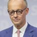 Friedrich Merz: Vermögen, Einkommen und Karriere des Bundeskanzlers 3 Friedrich Merz im Anzug mit Brille – CDU-Politiker und Bundeskanzler 2025