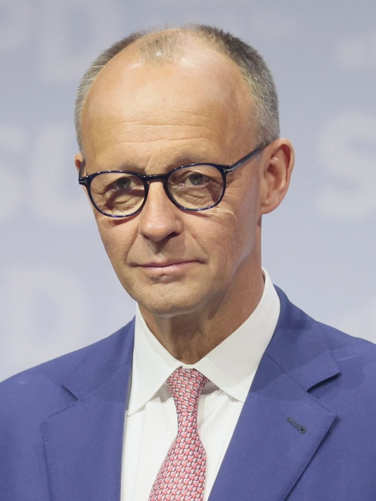 Friedrich Merz im Anzug mit Brille – CDU-Politiker und Bundeskanzler 2025