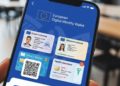Smartphone mit geöffneter EUDI Wallet App, die digitale Ausweise wie Führerschein, nationale Lizenz und Krankenversicherungskarte anzeigt.
