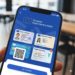 EUDI Wallet – Die digitale Identität für Europa im Detail 2 Smartphone mit geöffneter EUDI Wallet App, die digitale Ausweise wie Führerschein, nationale Lizenz und Krankenversicherungskarte anzeigt.
