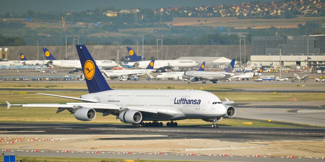 Lufthansa Miles and More Kreditkarte im Finanzcheck: Kosten, Leistungen & lohnt sie sich? 1 Lufthansa Airbus A380 auf dem Rollfeld am Flughafen Frankfurt – verbunden mit dem Miles and More Vielfliegerprogramm und der Lufthansa Kreditkarte.