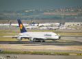 Lufthansa Airbus A380 auf dem Rollfeld am Flughafen Frankfurt – verbunden mit dem Miles and More Vielfliegerprogramm und der Lufthansa Kreditkarte.