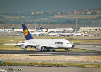 Lufthansa Airbus A380 auf dem Rollfeld am Flughafen Frankfurt – verbunden mit dem Miles and More Vielfliegerprogramm und der Lufthansa Kreditkarte.