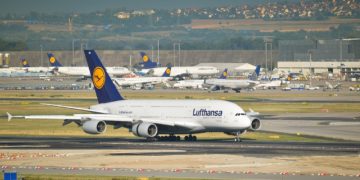 Lufthansa Airbus A380 auf dem Rollfeld am Flughafen Frankfurt – verbunden mit dem Miles and More Vielfliegerprogramm und der Lufthansa Kreditkarte.