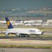 Lufthansa Miles and More Kreditkarte im Finanzcheck: Kosten, Leistungen & lohnt sie sich? 3 Lufthansa Airbus A380 auf dem Rollfeld am Flughafen Frankfurt – verbunden mit dem Miles and More Vielfliegerprogramm und der Lufthansa Kreditkarte.