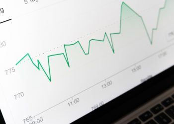 Grüne Kurslinie auf einem Finanzchart als Symbol für die Wertentwicklung eines Kinderdepot