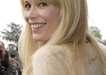 Claudia Schiffer lächelnd bei einem Event